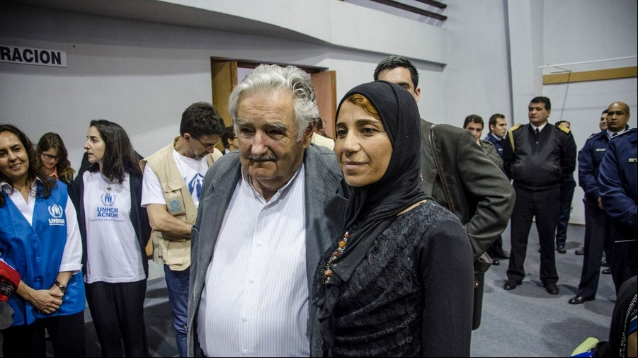 El presidente Mujica al lado de una refugiada siria en el aeropuerto de Montevideo.